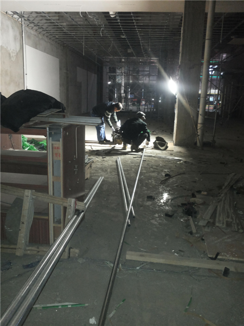 2016年元月13日原中国银行内开始吊顶、改装消防水管