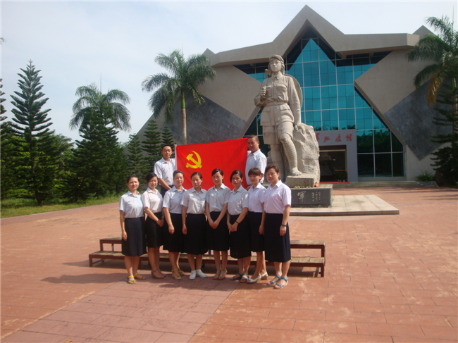 2010年纳新党员赴海南“红色娘子军”景点宣誓