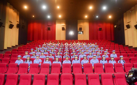 2017年7月8日， 仙商全体党员在仙商南十楼“银兴国际影城”观看红色电影《血