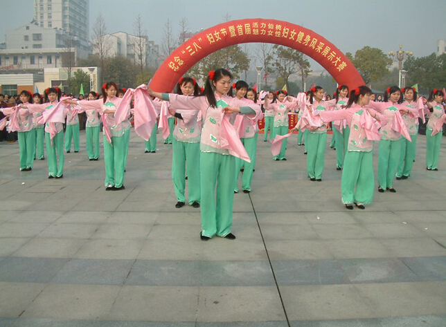 仙商秧歌队代表财贸战线参加“活力仙桃·魅力女性”妇女健身大赛