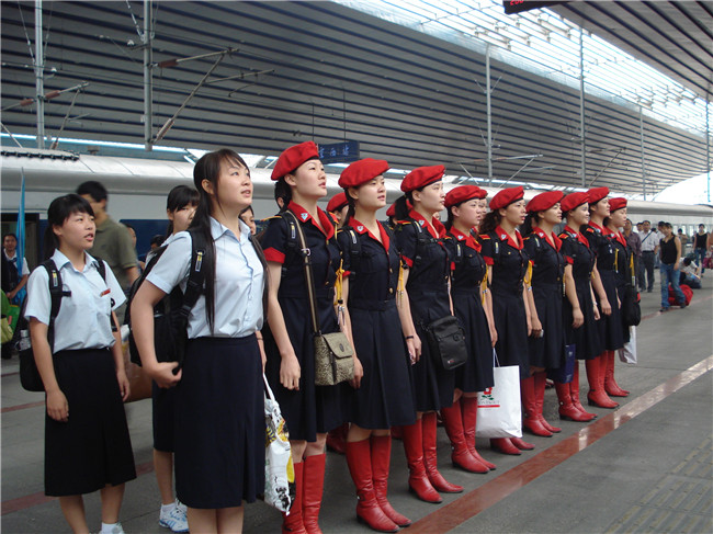 仙商礼仪队员在北京西站高唱场歌