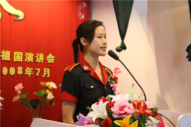 仙商礼仪队员在进行演讲比赛