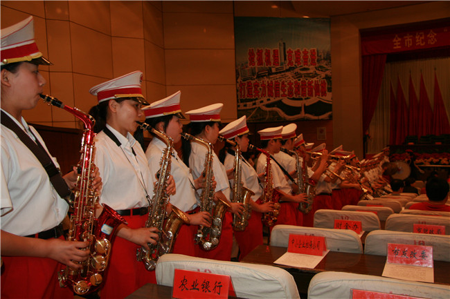 2011年4月29日，仙商管乐队员在劳动模范表彰大会上担任司仪