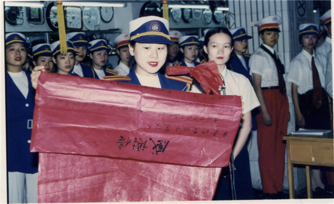 1999年第一批礼仪队员赵伟宣读给仙商领导的感谢信