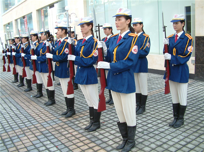 第四五批礼仪队员持***表演
