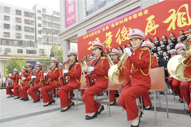 管乐团在“二十年后再相会”上的演奏