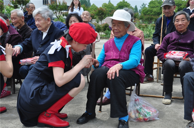 赴沙湖福利院