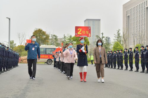 仙商礼仪队员欢送山西援仙医疗队